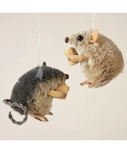 Buri Sitting Mouse With Cheese Ornament